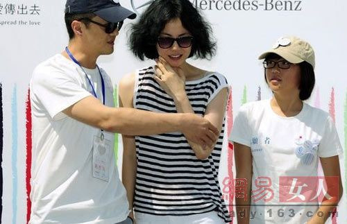 王菲之女窦靖童依偎帅哥合影 情窦初开变清纯女(多图)