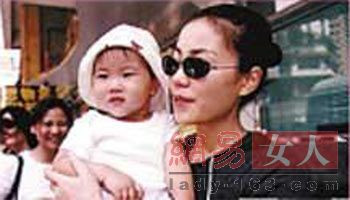 王菲之女窦靖童依偎帅哥合影 情窦初开变清纯女(多图)