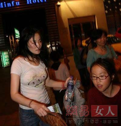 王菲之女窦靖童依偎帅哥合影 情窦初开变清纯女(多图)