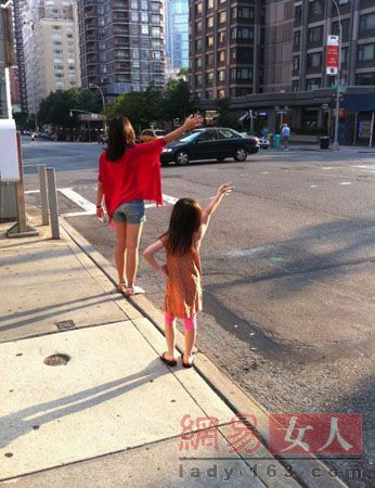 王菲之女窦靖童依偎帅哥合影 情窦初开变清纯女(多图)