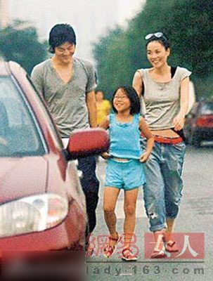 王菲之女窦靖童依偎帅哥合影 情窦初开变清纯女(多图)