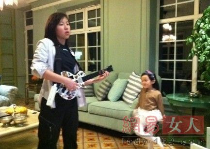 王菲之女窦靖童依偎帅哥合影 情窦初开变清纯女(多图)