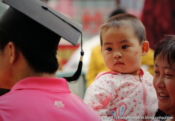 戴着学士帽卖煎饼的本科生：为了生计 谈不得理想(组图)