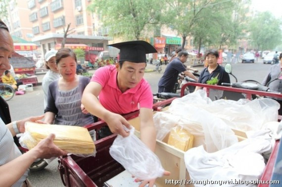 戴着学士帽卖煎饼的本科生：为了生计 谈不得理想(组图)