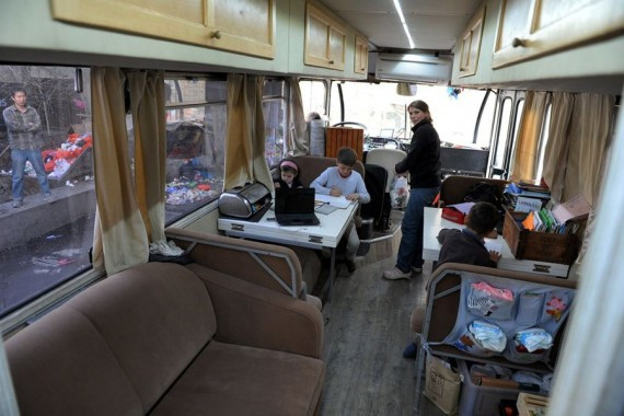 自由潇洒走天下：法国夫妇一家六口自驾房车至新疆(高清组图)