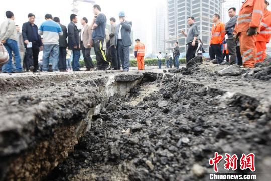 强降雨冲垮重庆主城区干道？路面凹陷 造成交通拥堵(组图)