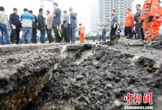 强降雨冲垮重庆主城区干道 路面凹陷