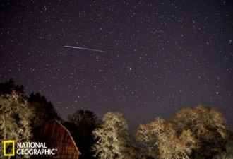 罕见火天琴座流星划过天空 场面壮观