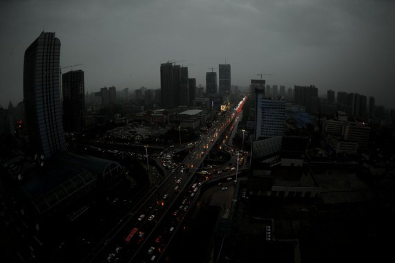 沈阳暴雨前上演黑云压城之景 白昼黑如夜(高清组图)