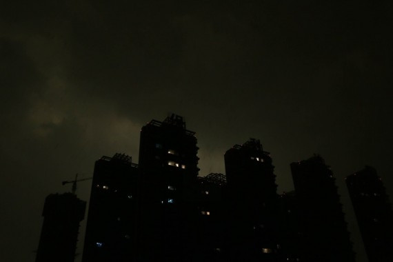 沈阳暴雨前上演黑云压城之景 白昼黑如夜(高清组图)