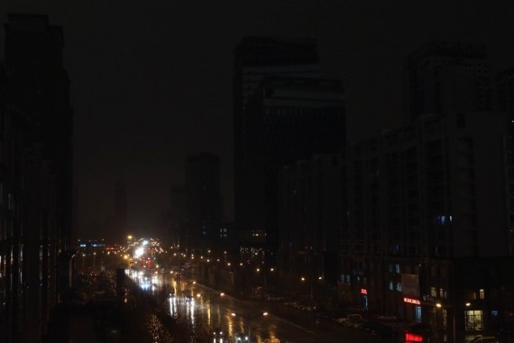 沈阳暴雨前上演黑云压城之景 白昼黑如夜(高清组图)