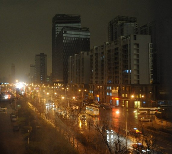 沈阳暴雨前上演黑云压城之景 白昼黑如夜(高清组图)