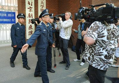 得道者多助 北京朝阳医院外 民众以标语声援陈光诚(组图)