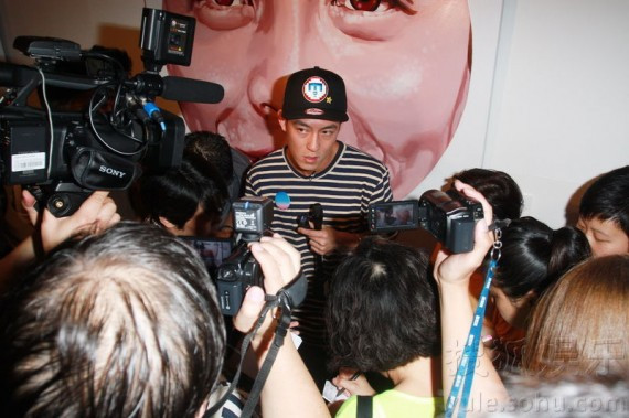 "摄影师"陈冠希吃水不忘挖井人 办艺术展强调不自拍(多图)