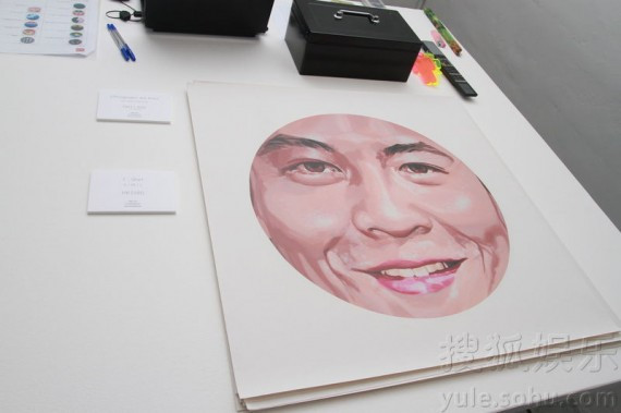 "摄影师"陈冠希吃水不忘挖井人 办艺术展强调不自拍(多图)