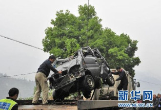 湖北秭归县境内小客车坠江致7人死亡