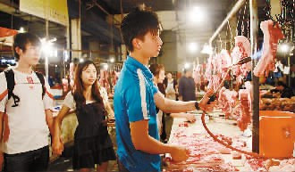 重庆19岁卖猪肉帅哥酷似明星 女顾客开豪车来买肉(图)