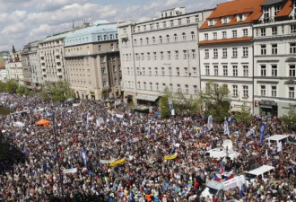 捷克首都爆发23年来最大规模游行示威