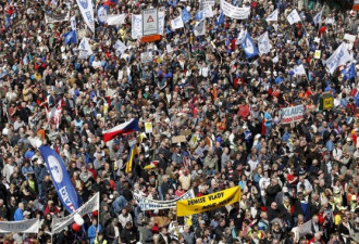 捷克首都爆发23年来最大规模游行示威