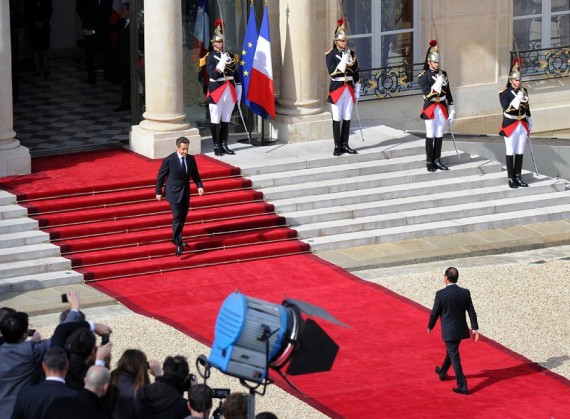 再见，萨科齐：法国举行权力交接仪式 爱丽舍宫易主(组图)