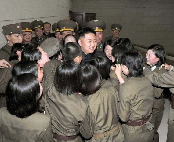 金正恩视察空军指挥部 被女兵流泪簇拥(高清组图)