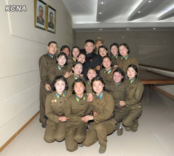 金正恩视察空军指挥部 被女兵流泪簇拥(高清组图)