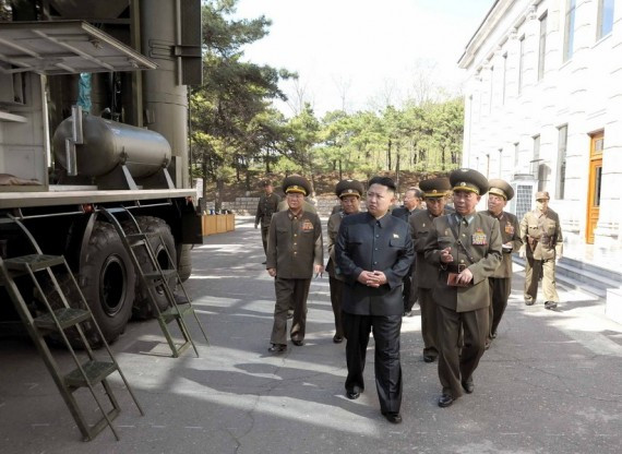 金正恩视察空军指挥部 被女兵流泪簇拥(高清组图)