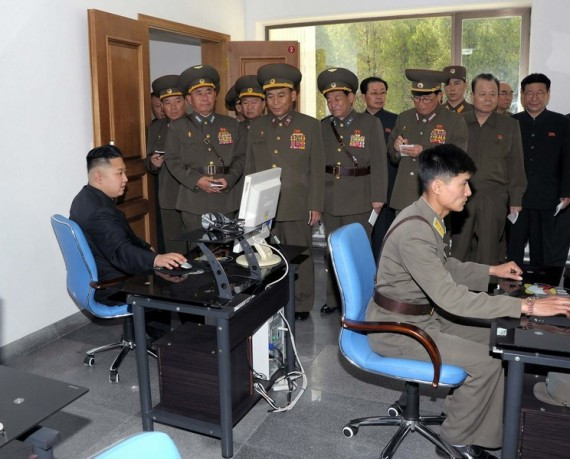 金正恩视察空军指挥部 被女兵流泪簇拥(高清组图)