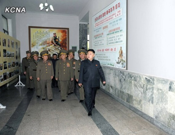 金正恩视察空军指挥部 被女兵流泪簇拥(高清组图)