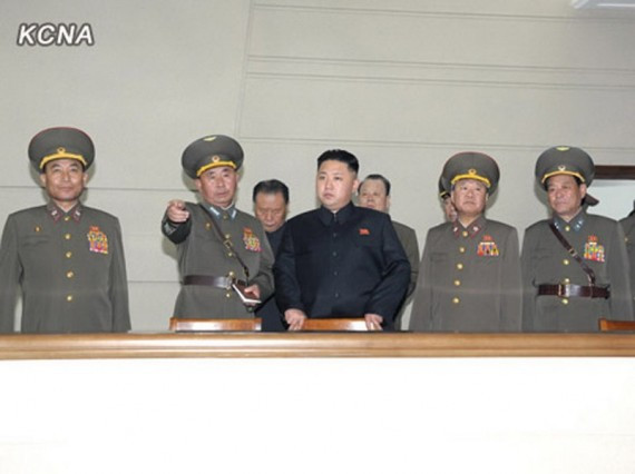 金正恩视察空军指挥部 被女兵流泪簇拥(高清组图)