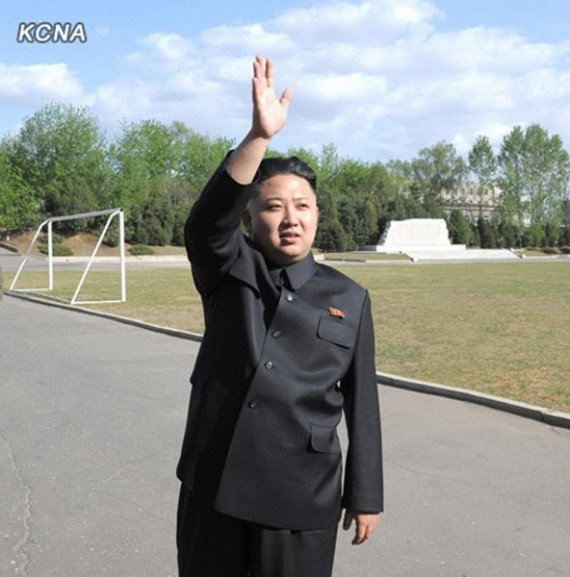 金正恩视察空军指挥部 被女兵流泪簇拥(高清组图)