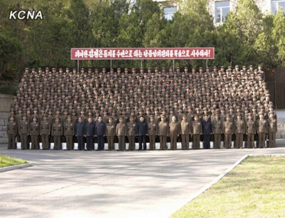 金正恩视察空军指挥部 被女兵流泪簇拥(高清组图)