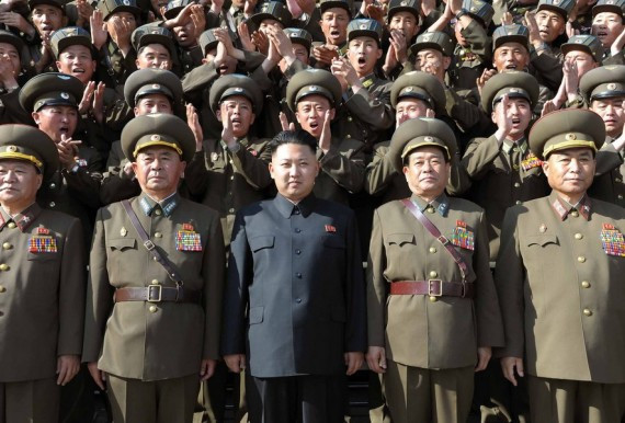 金正恩视察空军指挥部 被女兵流泪簇拥(高清组图)