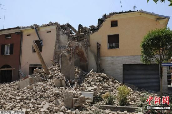 当地时间5月29日，意大利北部发生5.8级地震，震中位于帕尔玛市以东60公里处，震源深度10公里，目前已造成多人死亡。图为地震时倒塌的房屋。