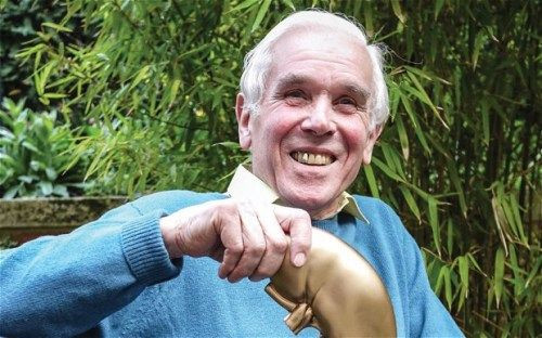 83岁的克雷斯将一个肾捐给一名陌生人，成英国年龄最大的器官捐赠者。