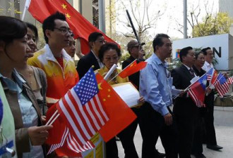 华人菲领馆前示威 旗帜不一诉求一致