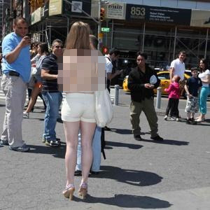 美国女子半裸亮相纽约广场 引路人拍照围观(组图)