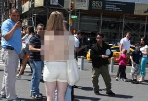 美国女子半裸亮相纽约广场 路人围观
