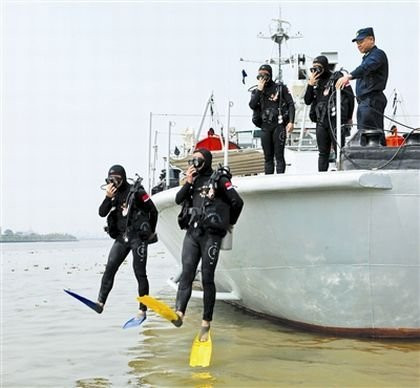 南海舰队蛙人开展应急救援实战演练 在水下排除爆炸物(图)