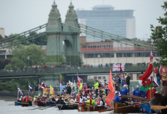 现场：伦敦千船巡游庆祝英女王钻禧