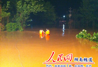 湖南平江大桥垮塌行人落水有4人获救