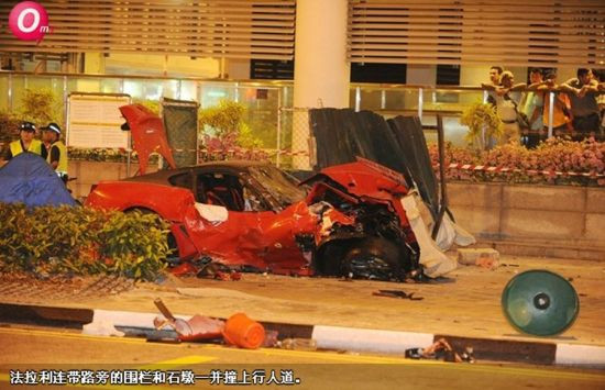 12日凌晨4时，一辆红色法拉利跑车在新加坡市区一交叉路口超速闯红灯，与一辆出租车相撞。