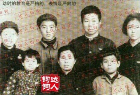 巩俐四岁时萝莉幼齿旧照曝光 青葱童年习艺学手风琴(组图)