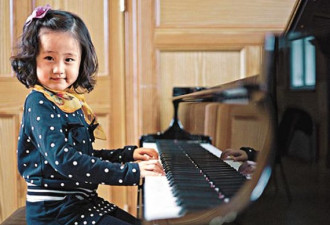 4岁小孩展现钢琴天赋 学琴一年开独奏