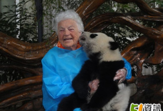 中加商贸委员会访华 老市长获大熊猫亲吻