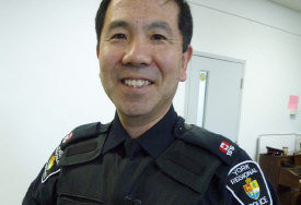 韵宁：华裔移民考警察 首重沟通能力
