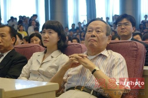 杨振宁翁帆十指紧扣游东莞 老夫少妻造型翁虹最素雅(组图)