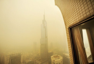 黄雾弥漫：南京遭重污染变“黄城”