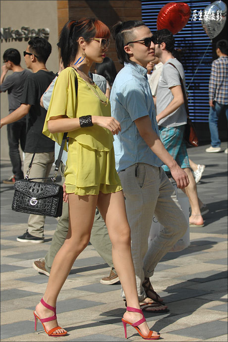 北京五一后迎来高温天 美女齐臀装大秀美腿(高清组图)