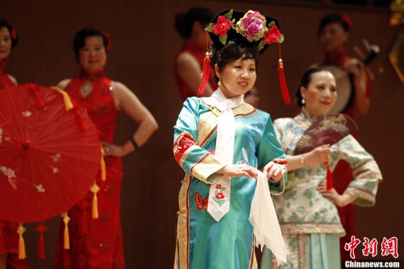 上海女孩穿旗袍参加成人礼 千名女性齐聚(高清组图)
